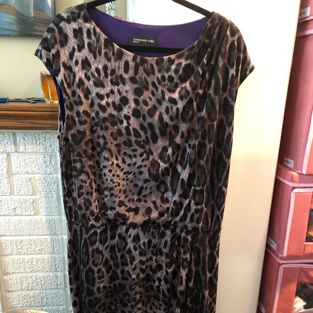Jones New York Animal Print sleeveless dress with purple trim and lining Size 16